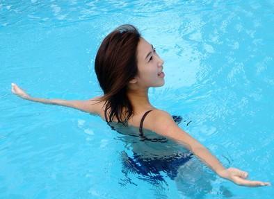 这么热的天气，皮肤过敏能下水游泳吗？